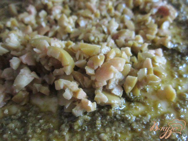 Фото приготовление рецепта: Закусочные ушки с оливками шаг №4