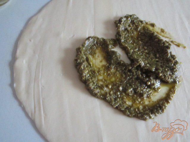 Фото приготовление рецепта: Закусочные ушки с оливками шаг №2