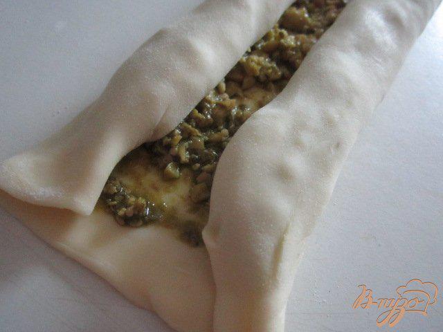 Фото приготовление рецепта: Закусочные ушки с оливками шаг №5