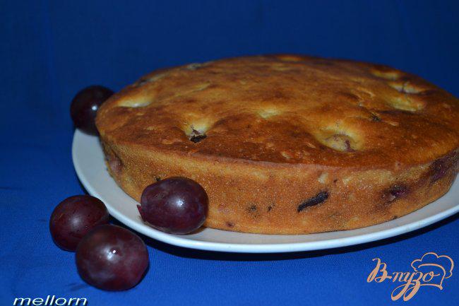 Фото приготовление рецепта: Йогуртовый пирог с виноградом и шоколадом шаг №5