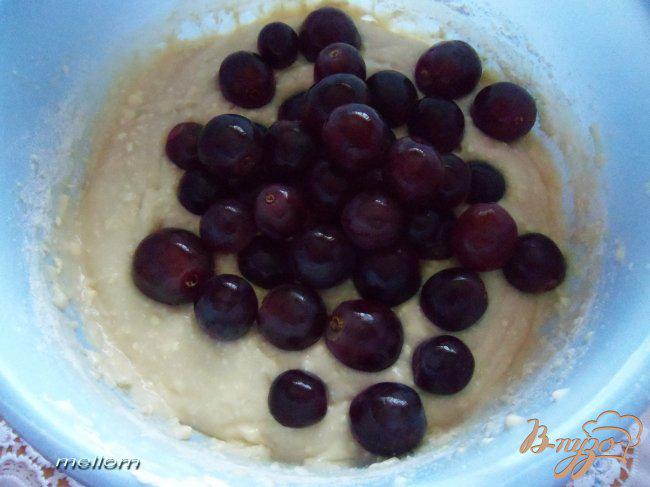 Фото приготовление рецепта: Йогуртовый пирог с виноградом и шоколадом шаг №2