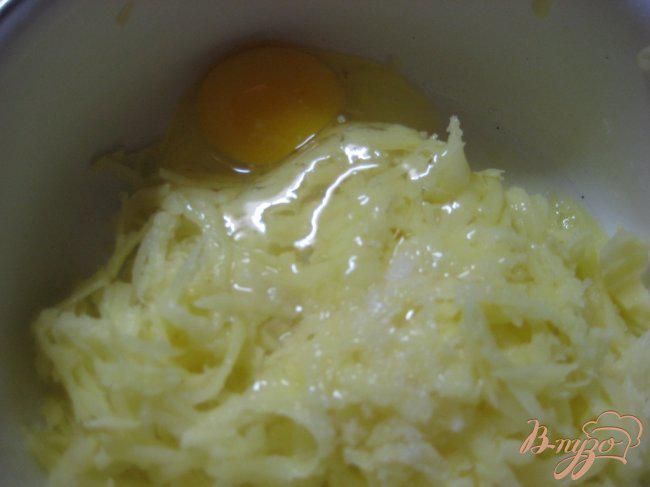 Фото приготовление рецепта: Картофельно-капустные оладьи шаг №2