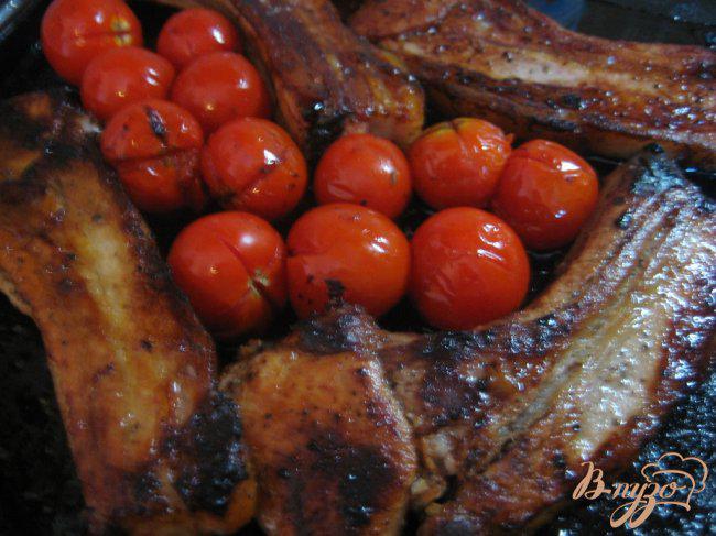 Фото приготовление рецепта: Свинина с помидорами шаг №6