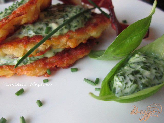 Фото приготовление рецепта: Картофельные оладьи со шпинатово-сырным соусом шаг №6