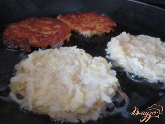 Фото приготовление рецепта: Картофельные оладьи со шпинатово-сырным соусом шаг №2