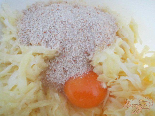 Фото приготовление рецепта: Картофельные оладьи со шпинатово-сырным соусом шаг №1