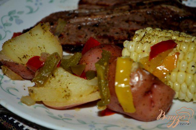 Фото приготовление рецепта: Картофель в фольге с овощами шаг №3