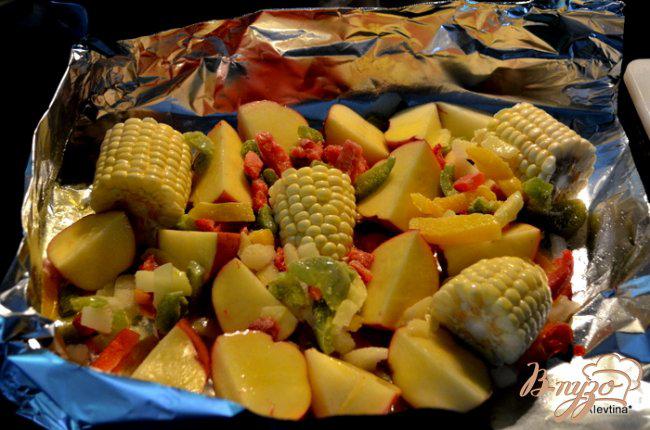 Фото приготовление рецепта: Картофель в фольге с овощами шаг №2