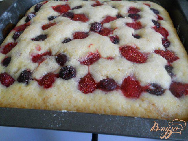 Фото приготовление рецепта: Быстрый пирог с ягодами шаг №5