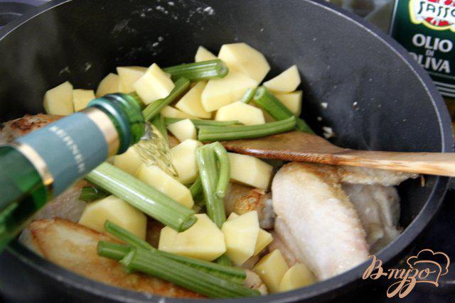 Фото приготовление рецепта: Суп из курицы с сельдереем по-гречески шаг №4