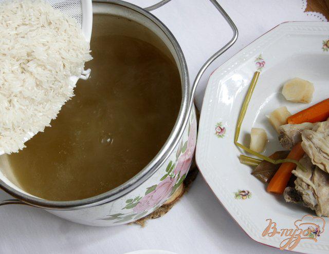 Фото приготовление рецепта: Английский рисово-куриный сливочный суп шаг №1