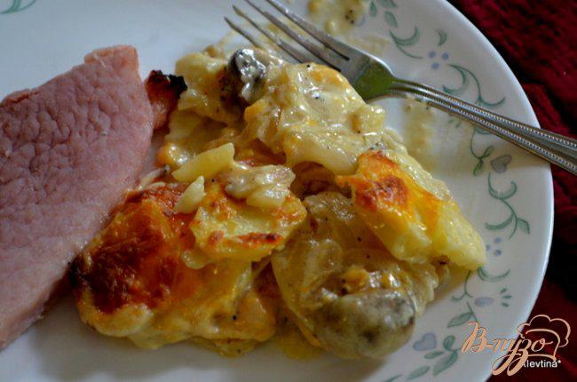 Фото приготовление рецепта: Картофельная запеканка с грибами и сыром шаг №5