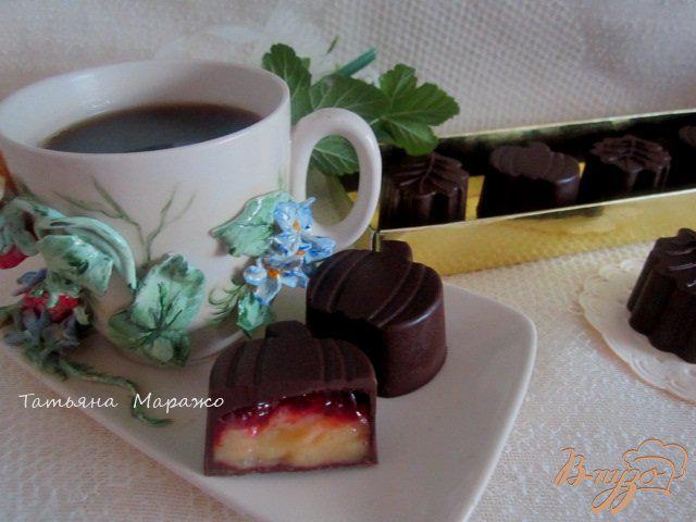 Фото приготовление рецепта: Шоколадные конфеты с лимонным кремом и вишневым конфитюром шаг №9