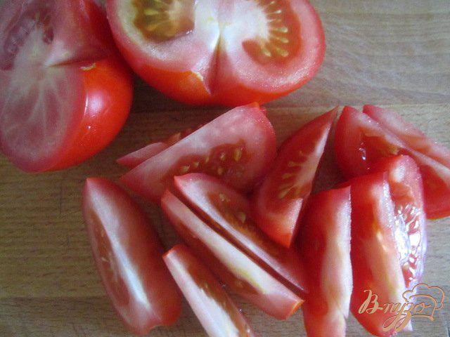 Фото приготовление рецепта: Салат из свежих помидор с имбирем шаг №2