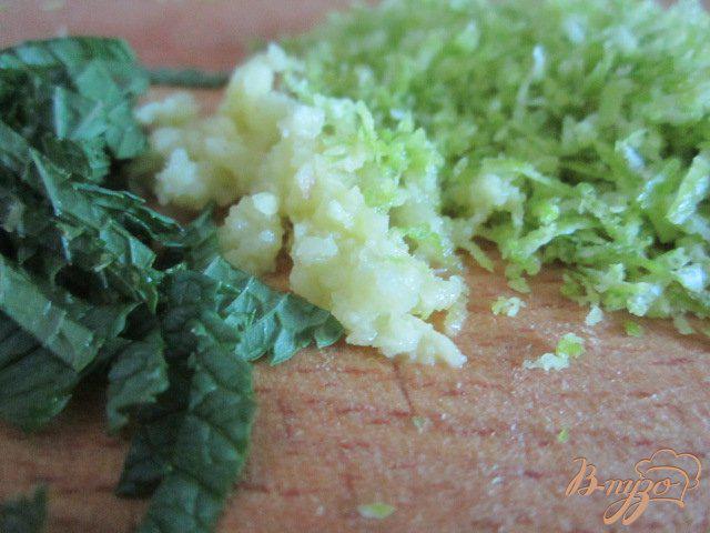 Фото приготовление рецепта: Салат из свежих помидор с имбирем шаг №3
