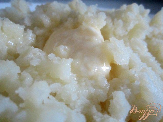 Фото приготовление рецепта: Давленый картофель с оливками шаг №6