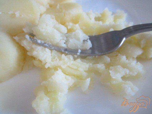 Фото приготовление рецепта: Давленый картофель с оливками шаг №5
