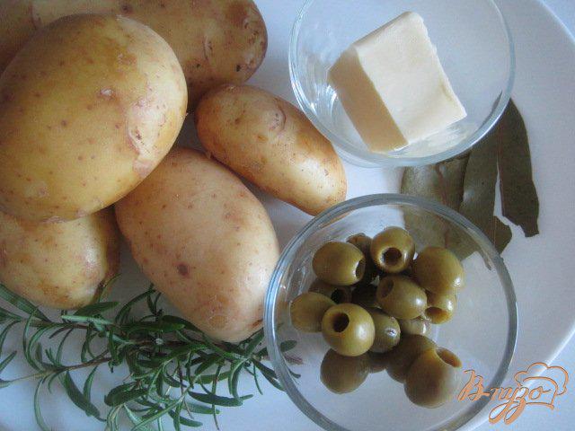 Фото приготовление рецепта: Давленый картофель с оливками шаг №1
