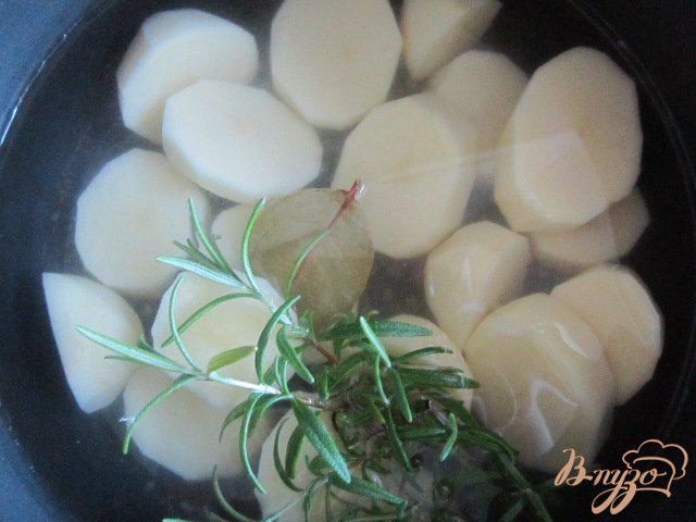 Фото приготовление рецепта: Давленый картофель с оливками шаг №2