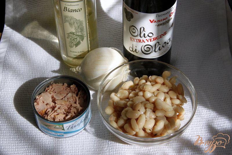 Фото приготовление рецепта: Тосканский салат с тунцом и белой фасолью шаг №1