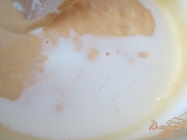 Фото приготовление рецепта: Бисквит с малиной и шоколадным ганашем шаг №4