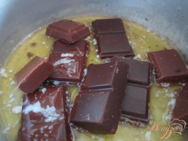 Фото приготовление рецепта: Бисквит с малиной и шоколадным ганашем шаг №7