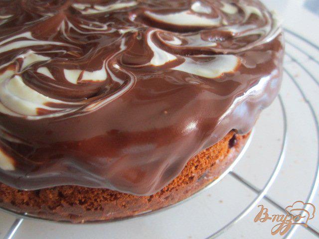 Фото приготовление рецепта: Бисквит с малиной и шоколадным ганашем шаг №8