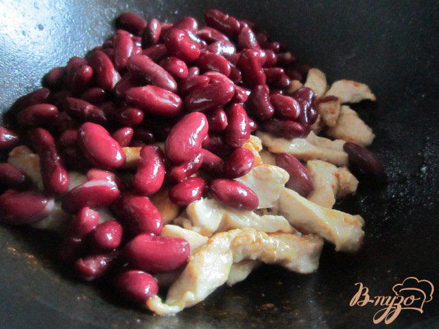 Фото приготовление рецепта: Куриные полоски с красной фасолью в сливочном соусе шаг №3