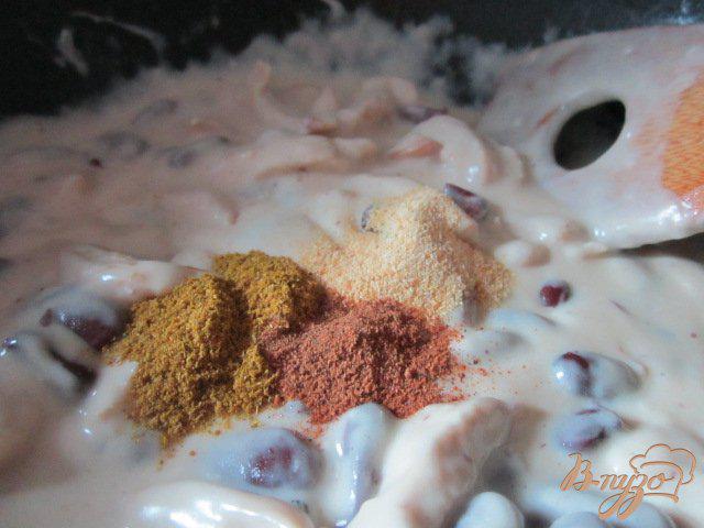 Фото приготовление рецепта: Куриные полоски с красной фасолью в сливочном соусе шаг №6