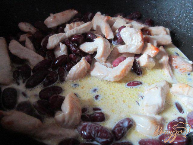 Фото приготовление рецепта: Куриные полоски с красной фасолью в сливочном соусе шаг №4