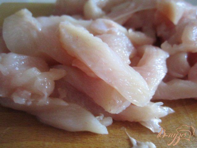Фото приготовление рецепта: Куриные полоски с красной фасолью в сливочном соусе шаг №1