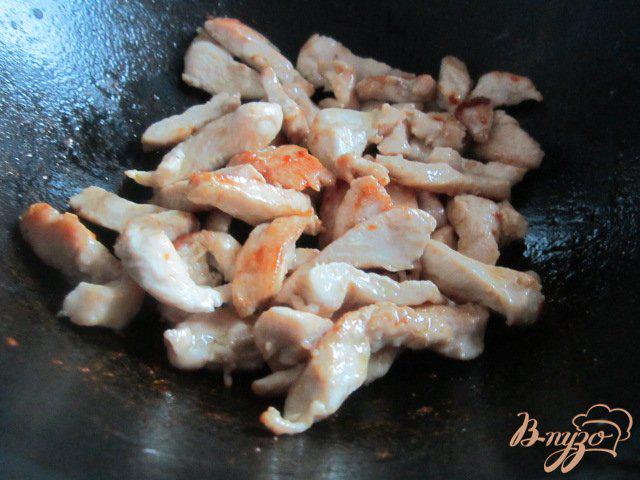 Фото приготовление рецепта: Куриные полоски с красной фасолью в сливочном соусе шаг №2