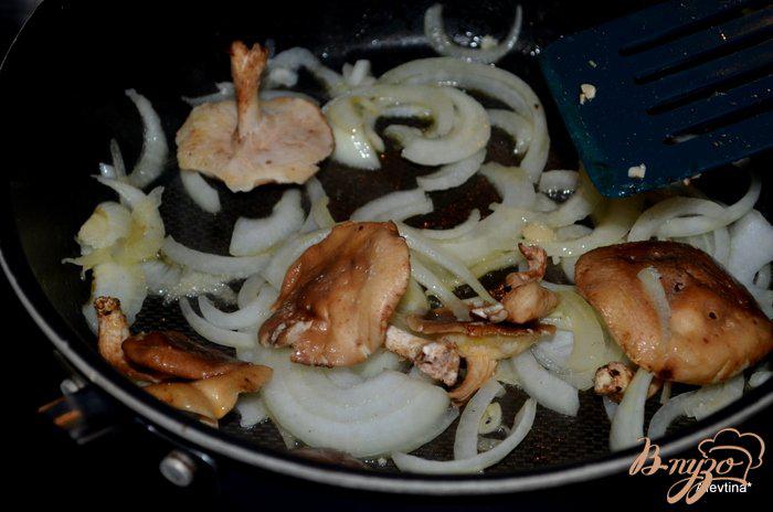 Фото приготовление рецепта: Зеленая фасоль с грибами и морковью шаг №2