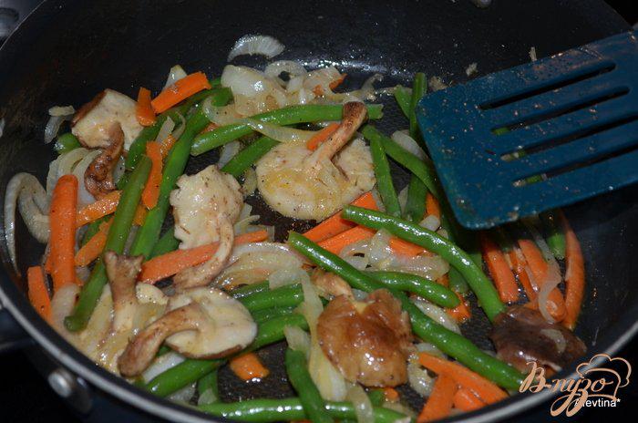 Фото приготовление рецепта: Зеленая фасоль с грибами и морковью шаг №3