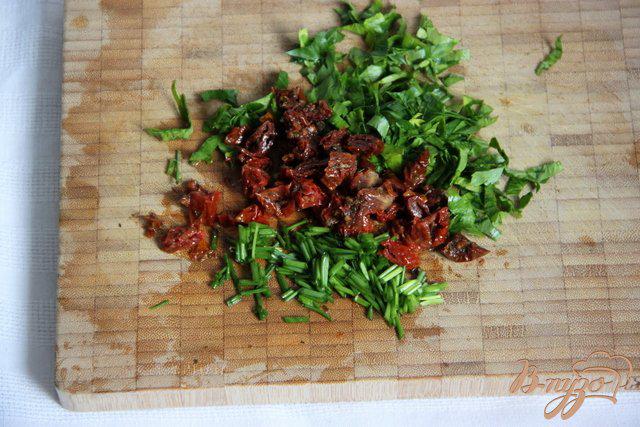 Фото приготовление рецепта: Творожные блинчики с зеленью и вялеными томатами шаг №4