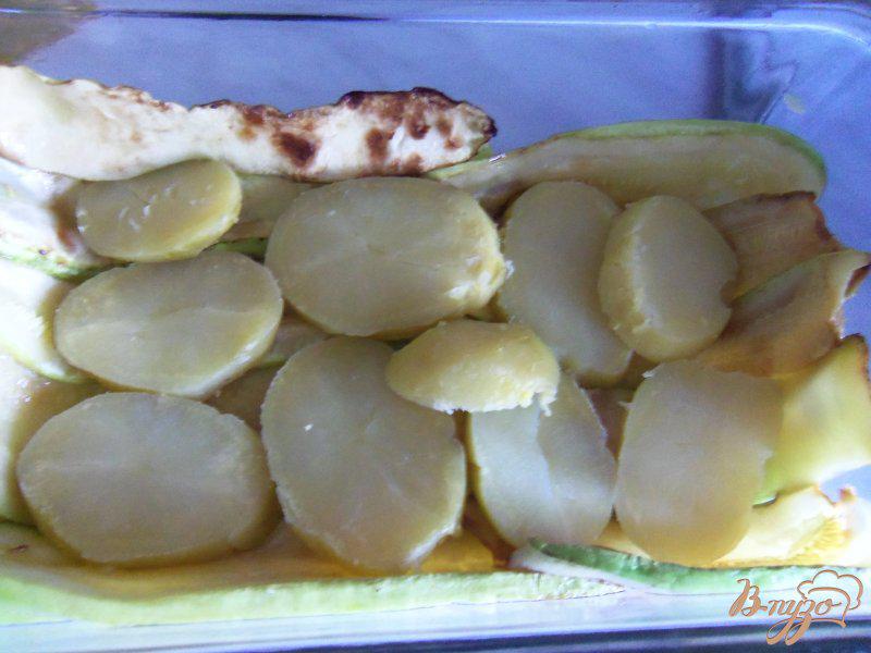 Фото приготовление рецепта: Запеканка из кабачков с фаршем под сливочным соусом шаг №5
