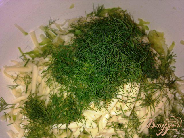 Фото приготовление рецепта: Кабачковые оладьи с сыром и укропом шаг №3