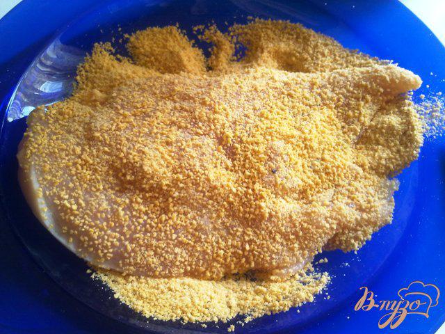 Фото приготовление рецепта: Куриное филе в панировке шаг №3