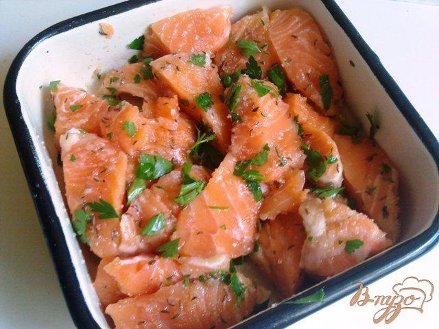 Фото приготовление рецепта: Мало соленный лосось с тмином и петрушкой шаг №5