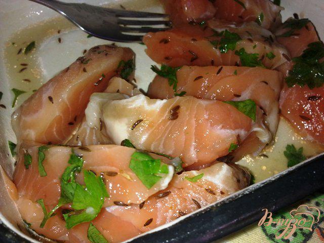Фото приготовление рецепта: Мало соленный лосось с тмином и петрушкой шаг №6