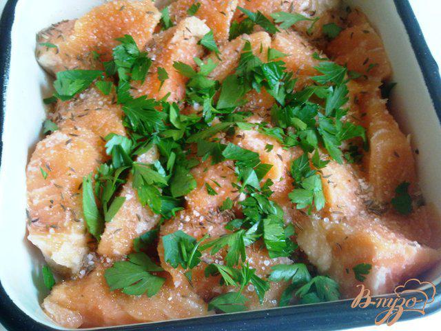 Фото приготовление рецепта: Мало соленный лосось с тмином и петрушкой шаг №4