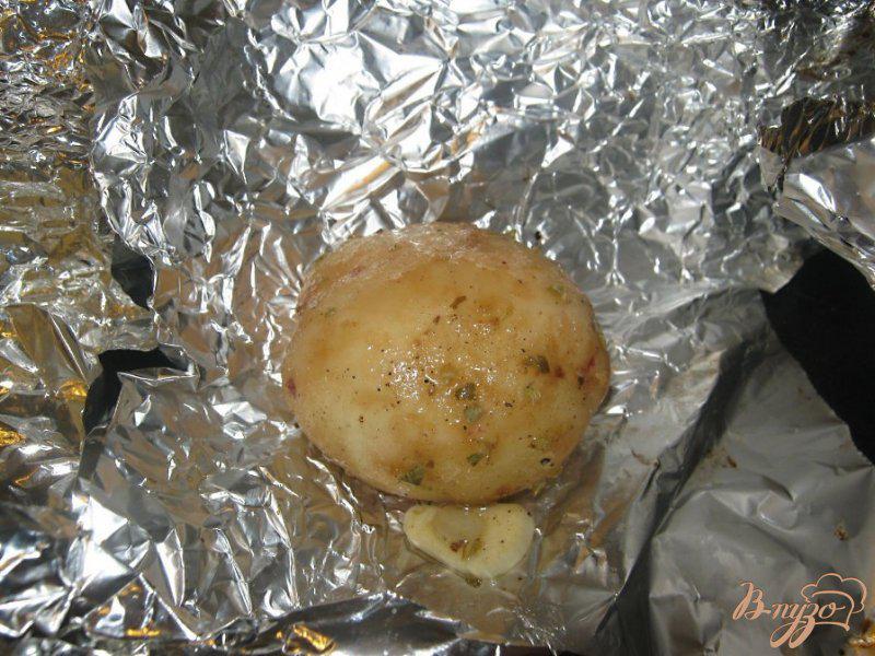 Фото приготовление рецепта: Картофель под сыром в фольге шаг №3