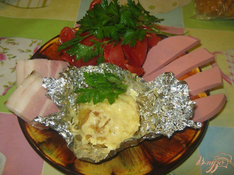 Фото приготовление рецепта: Картофель под сыром в фольге шаг №6