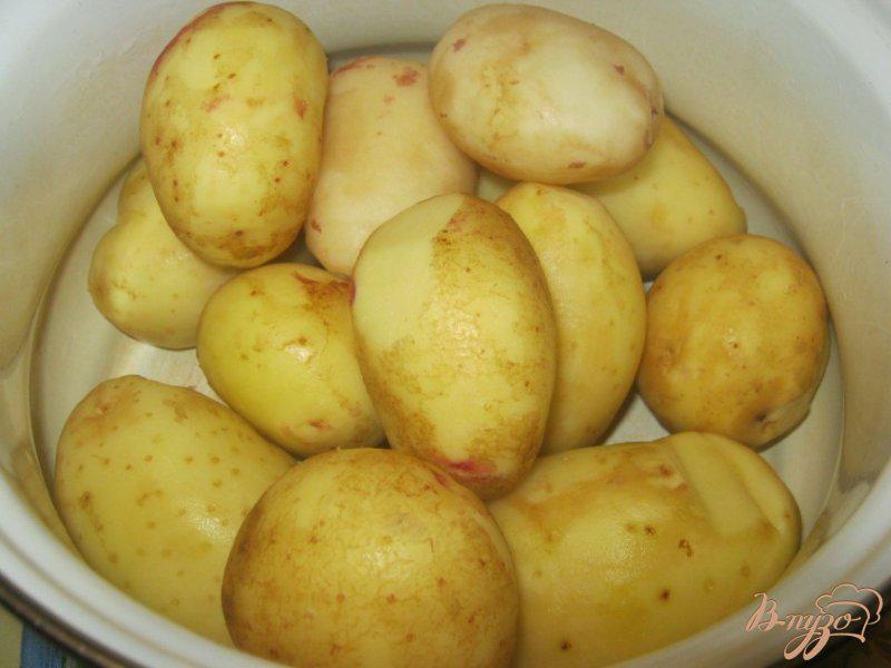 Фото приготовление рецепта: Картофель под сыром в фольге шаг №1