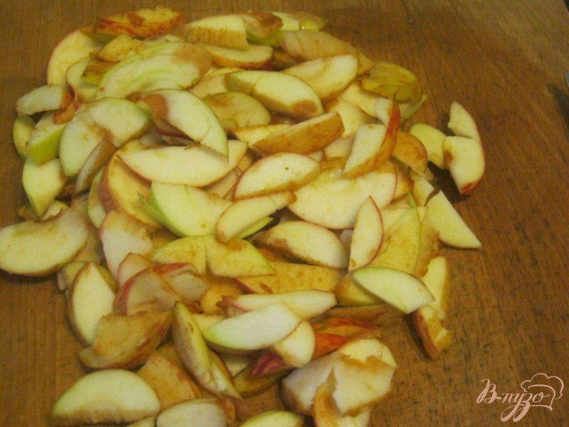 Фото приготовление рецепта: Слоёный яблочный пирог шаг №3