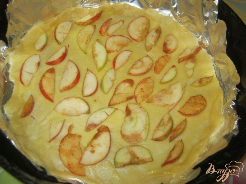 Фото приготовление рецепта: Слоёный яблочный пирог шаг №5