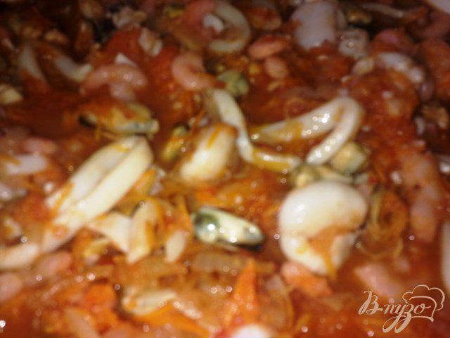 Фото приготовление рецепта: Морепродукты с овощами в томатной заливке шаг №8