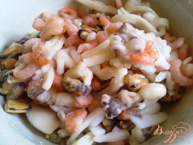 Фото приготовление рецепта: Морепродукты с овощами в томатной заливке шаг №1