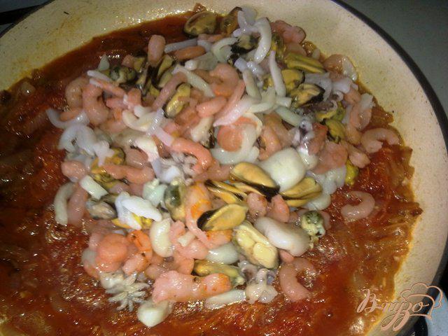 Фото приготовление рецепта: Морепродукты с овощами в томатной заливке шаг №6