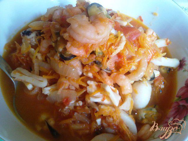 Фото приготовление рецепта: Морепродукты с овощами в томатной заливке шаг №9